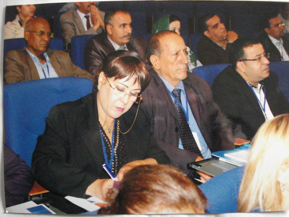 البروفيسور الذي لقّن طلابه فلسفة الزمن من خلال زجاجة!