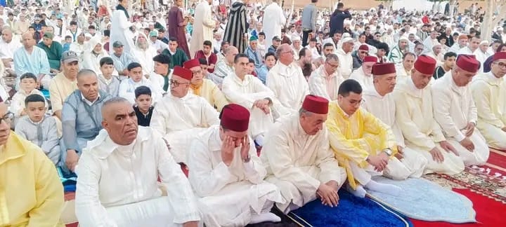 قلعة سراغنة:العامل سمير ليزيدي يؤدي صلاة عيد الأضحى بمصلى الحي الإداري