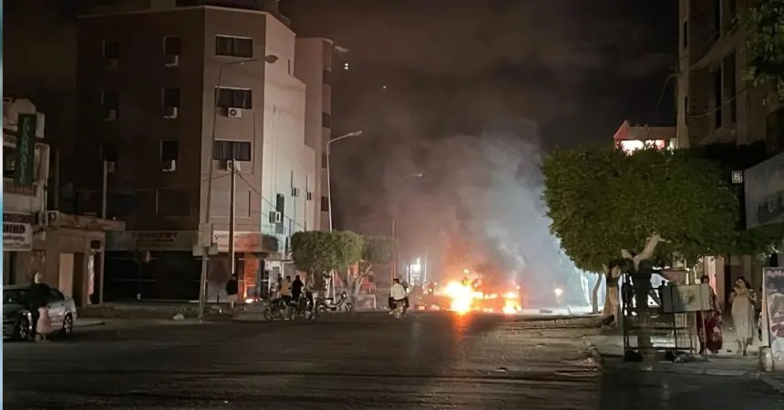 احتجاجات عنيفة لجيل زد النسخة التونسية إغلاق طرق ومحاولة حرق مقرات حكومية