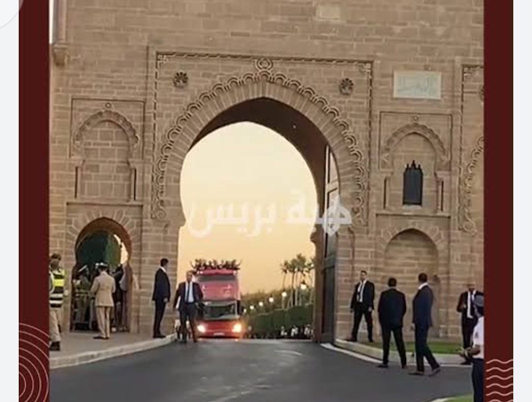 المغاربة يقتحمون القصر،الملكي بامر من الكراغلة …