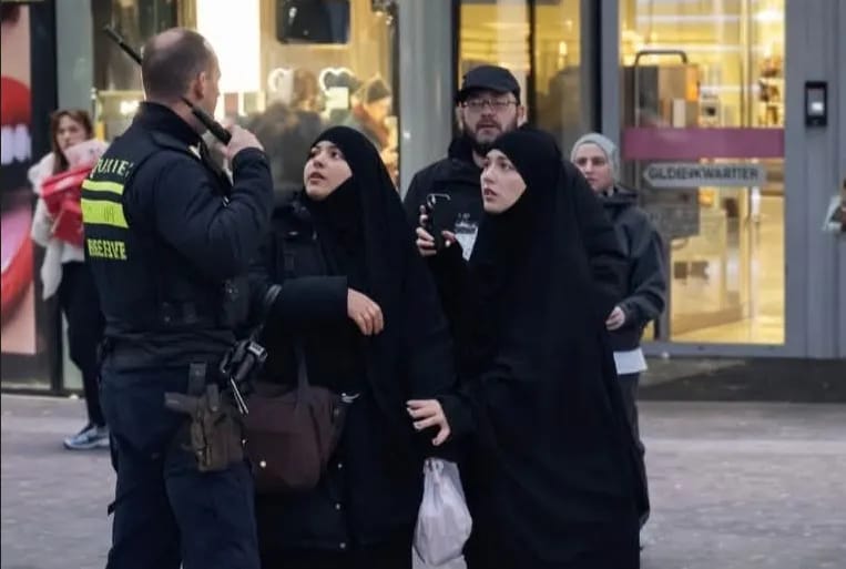 هذه آخر مستجدات حادث اعتداء شرطي على سيدتين محجبتين . هولندا على صفيح ساخن