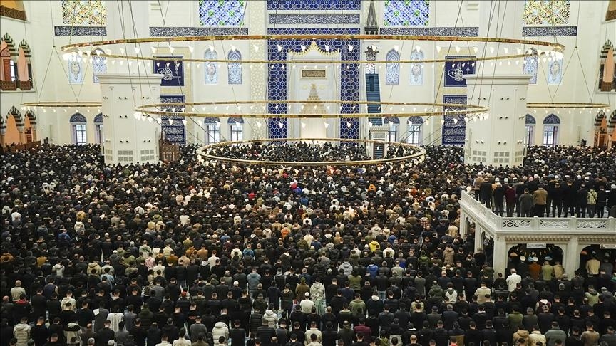 تركيا.. مساجد إسطنبول تفيض بالمصلين في صلاة عيد الفطر