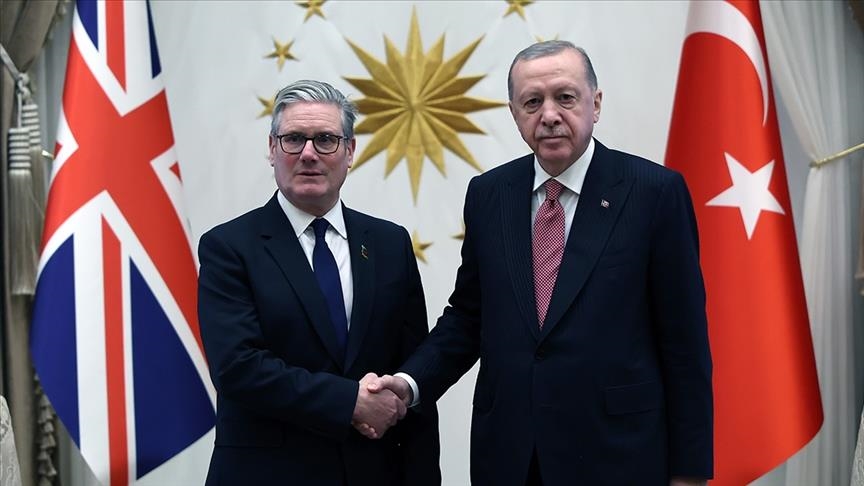 أردوغان وستارمر يبحثان الصراع القائم في المنطقة