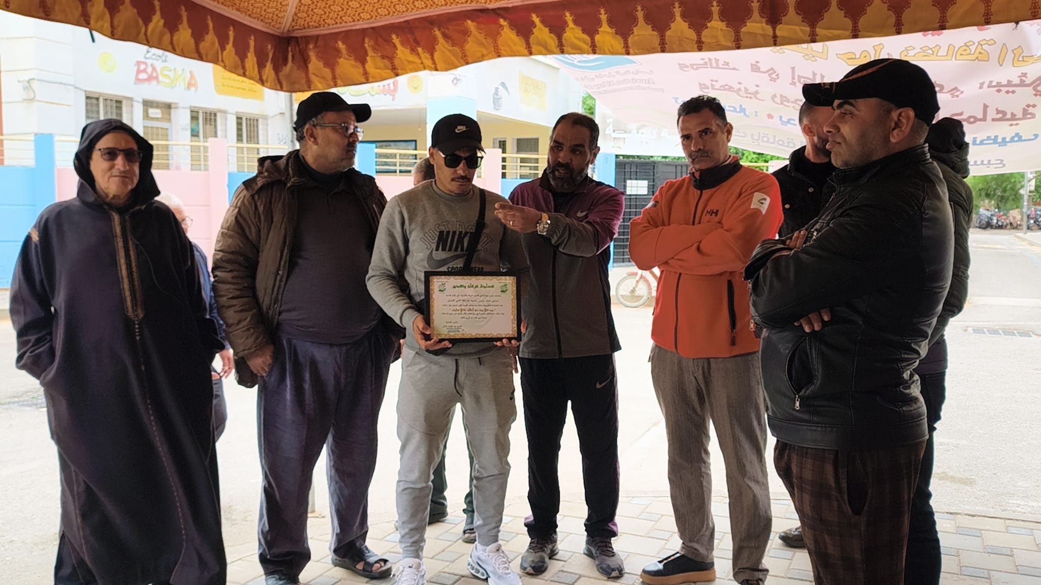 يد في يد من أجل حي نظيف”.. مبادرة بيئية بعين السبع تعيد الاعتبار لجمالية الفضاءات العمومية
