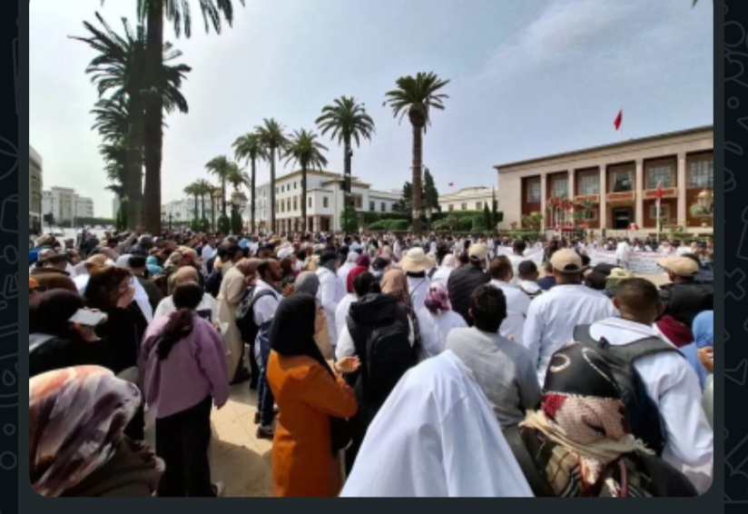 تصعيد في قطاع التعليم الأولي: إضراب وطني متواصل واحتجاجات أمام البرلمان تضع الحكومة أمام اختبار الإصلاح