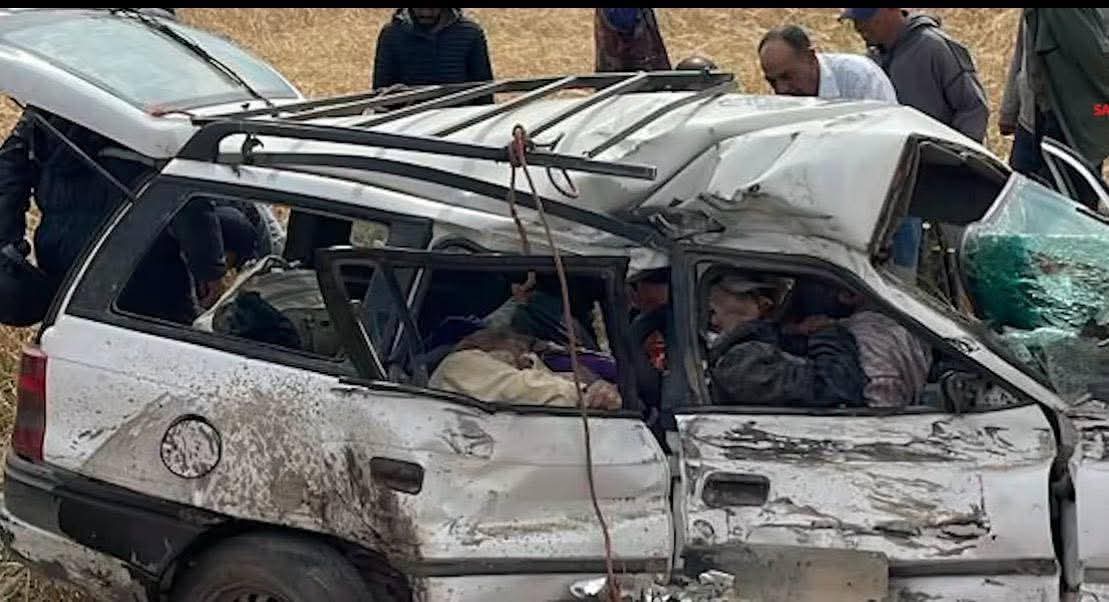 إصطدام خطير بين شاحنة من الوزن الثقيل و سيارة للنقل السري على مستوى الطريق الرابطة بين جماعة أولاد سلمان وسبت جزولة