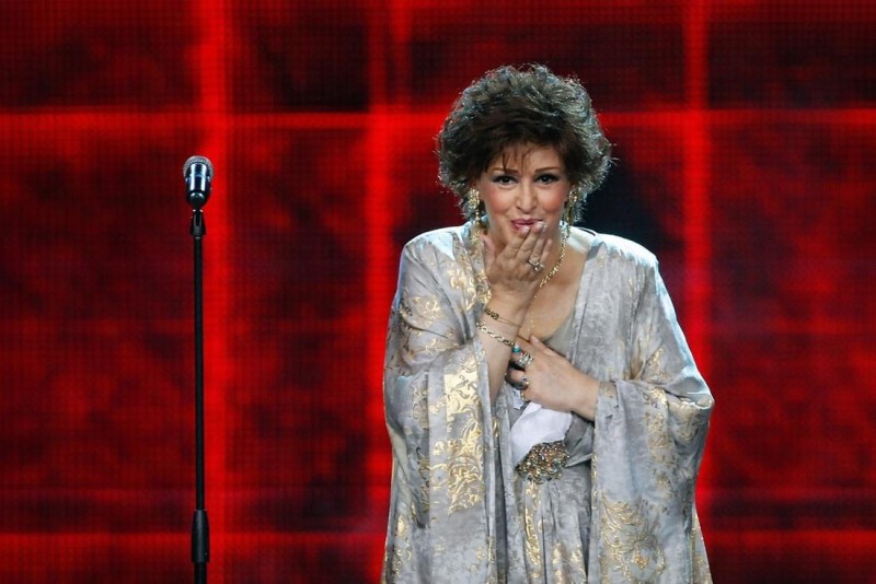رياض ابن الفنانة الجزائرية وردة يطل بكتاب يروي تفاصيل الأم والمبدعة، بين النجاح والألم