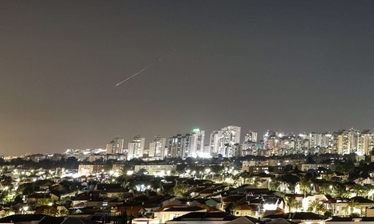 إيران تقصف إسرائيل وتحذرها من هجمات مدمرة إذا ردت