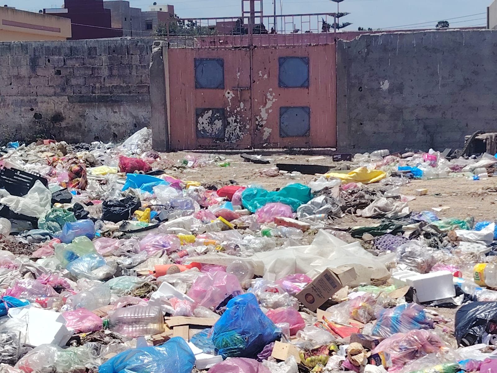 فضيحة بيئية بالجديدة: “مدرسة الغربة” في قلب مزبلة.. أين ضمائر المسؤولين؟*