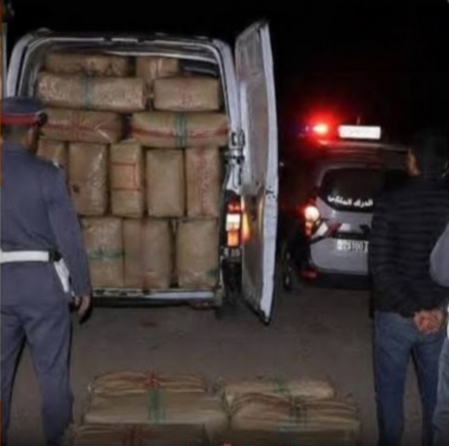 سقوط شحنة كبيرة من “الشيرا” بعد مطاردة على الطريق السيار