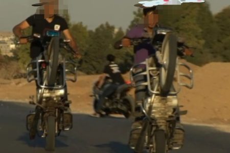 استعراضات الدراجات النارية على الطريق 316 باولاد افرج تستنفر المطالب بالتدخل.. وسلامة المواطنين على المحك