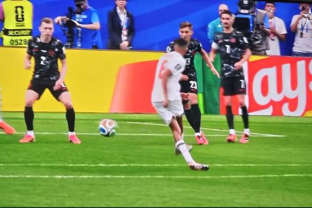 *أسود الأطلس يواصلون كتابة التاريخ… إلى ربع نهائي كأس العالم*