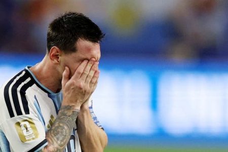 بعد إصابة الساحر الاسطوري الاخيرة ، العالم يتساءل : هل سيشارك ميسي في مباراة منتخبه ضد الفراعنة ؟
