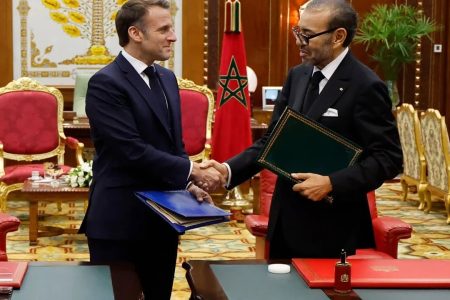 هي الاكبر من نوعها واول رحلة رسمية لرئيس حكومة فرنسا خارج بلاده ، الوجه الآخر  لزيارة تضم اغلب وزراء فرنسا