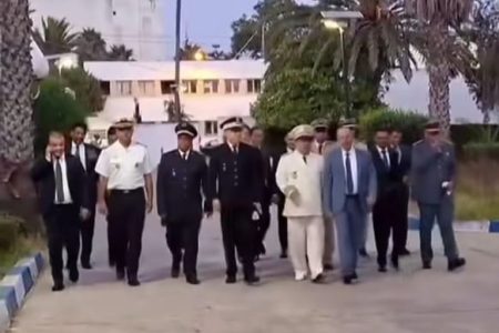 السيد محمد الفطاح عامل إقليم آسفي يشهد مراسم إطلاق 21 طلقة مدفعية تخليدًا لعيد العرش المجيد وسط حضور رسمي مهيب