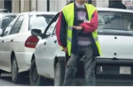 شاطئ آسفي في قلب موسم الاصطياف.. غياب الحراس النظاميين لمواقف السيارات يثير قلق الزوار