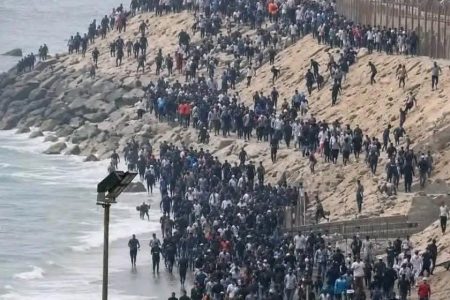 بين خطاب الأمل وأمواج اليأس… ماذا تقول ليلة الفنيدق عن واقع الشباب المغربي؟