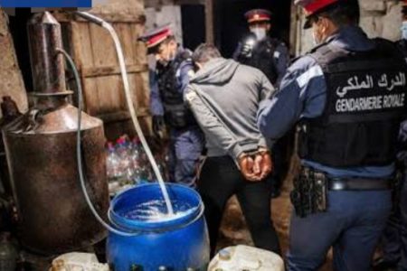 ضربة استباقية للدرك الملكي بآيت إسحاق.. تفكيك معمل سري لـ”ماء الحياة” وحجز 600 لتر وتعقب شبكة تنشط بين خنيفرة وقصبة تادلة