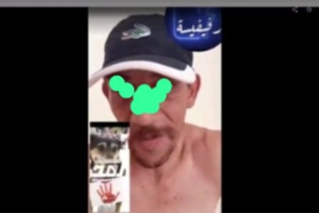 Il menace les chiens et insulte les citoyens marocains qui les défend  l