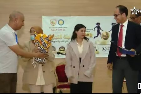 تكريم السيدة عاطف السعدية.. إشادة بمسيرة رائدة في خدمة كرة القدم النسوية بمدينة آسفي
