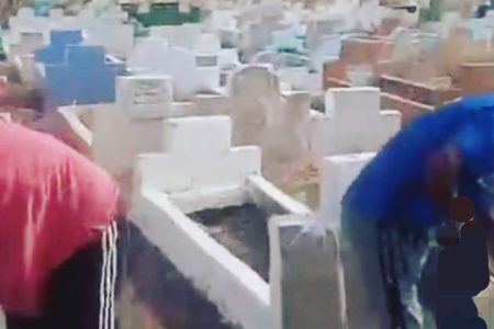 عندما يغيب دور الجهات المسؤولة….. شباب يأخذون بزمام المبادرة وينظفون مقبرة بوديس بحي عزيب الدرعي بأسفي