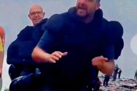 شرطي اسباني من أصول مغربية يتير موجة واسعة من الجدل، عقب ظهوره في مقطع فيديو في  الشريط الحدودي…