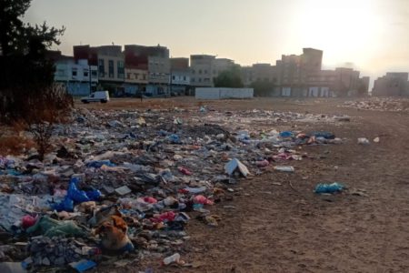 *مكب عشوائي بمدخل الخميسات الجنوبي يثير استياء سكان حيي الزهراء وحي حليمة*
